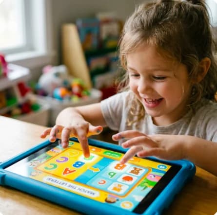 Criança usando tablet com jogo de alfabetização